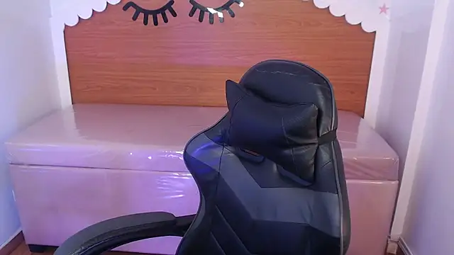 Snapshot of carlie_mayer_v chatting on December 18, 2025, 4:18 am carlie mayer v online show from December 18, 2025, 4:18 am