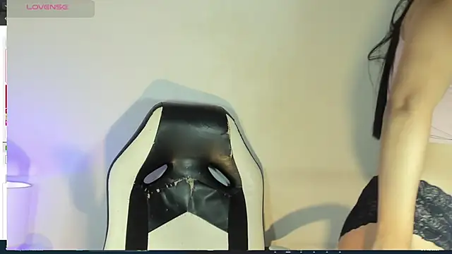 bella hadid1  online show from February 25, 2025, 3:52 am