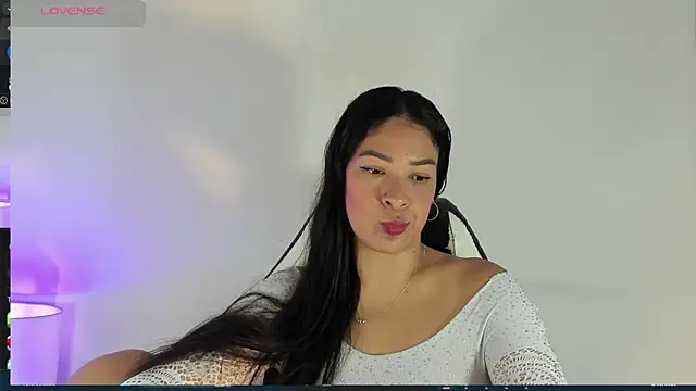 bella hadid1  online show from March 2, 2025, 1:38 pm