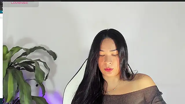 bella hadid1  online show from March 13, 2025, 2:01 pm