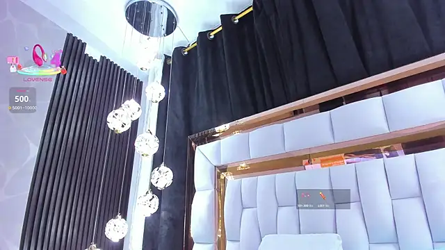 SarayRoyse online show from April 1, 2026, 7:44 pm