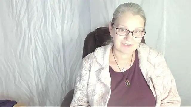 irinamaux online show from February 28, 2025, 8:09 am