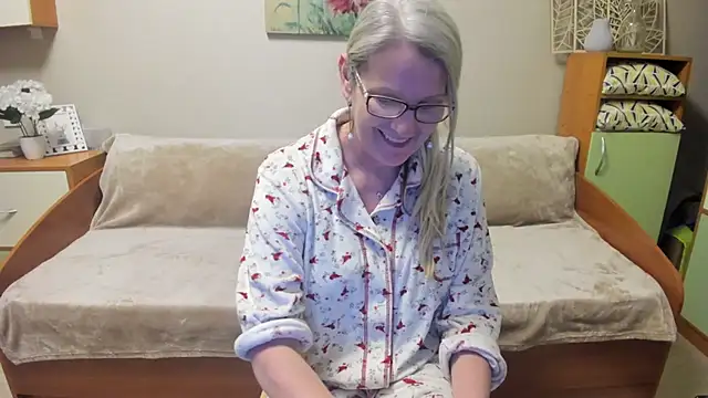 irinamaux online show from March 15, 2025, 7:59 pm