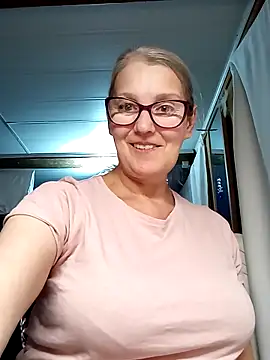 irinamaux online show from October 8, 2025, 2:14 pm