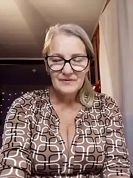 irinamaux online show from November 7, 2025, 7:03 pm