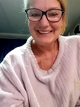 irinamaux online show from April 11, 2026, 12:59 am