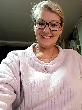 irinamaux online show from April 19, 2026, 6:32 pm