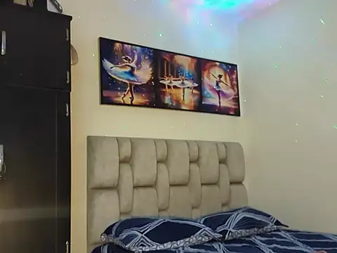 Angellyg online show from April 19, 2026, 12:33 am