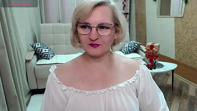 BlondeBrilliant7 online show from December 15, 2024, 5:31 pm