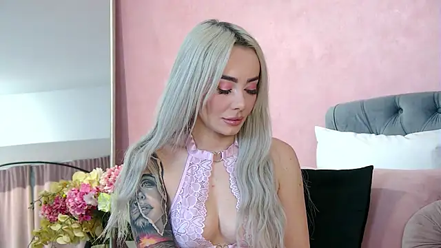 Snapshot of FrancescaMcGray chatting on November 11, 2025, 8:36 am FrancescaMcGray online show from November 11, 2025, 8:36 am