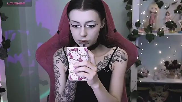 Snapshot of prettybones chatting on June 4, 2026, 11:33 pm prettybones online show from June 4, 2026, 11:33 pm
