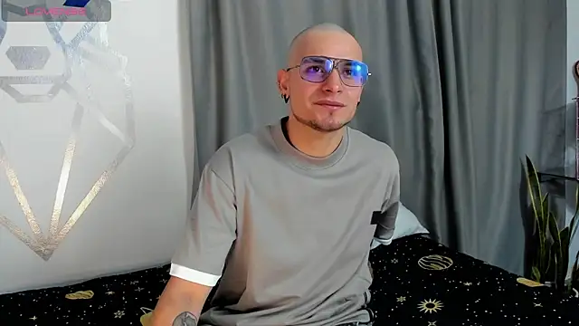 Snapshot of Aron-santoro chatting on December 24, 2024, 11:55 pm Aron-santoro online show from December 24, 2024, 11:55 pm