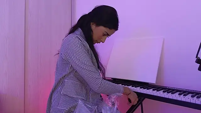 Yues050600 online show from December 14, 2024, 2:01 am