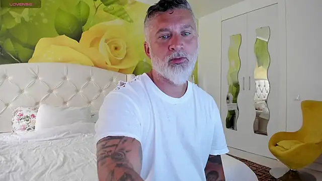 BlowMyXXL online show from May 17, 2026, 7:39 am