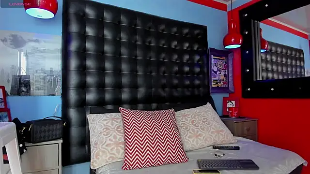 CloeRodriguez online show from November 15, 2025, 9:21 pm