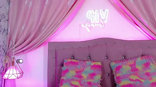 Snapshot of SexyJuliii21 chatting on December 12, 2024, 2:37 am SexyJuliii21 online show from December 12, 2024, 2:37 am