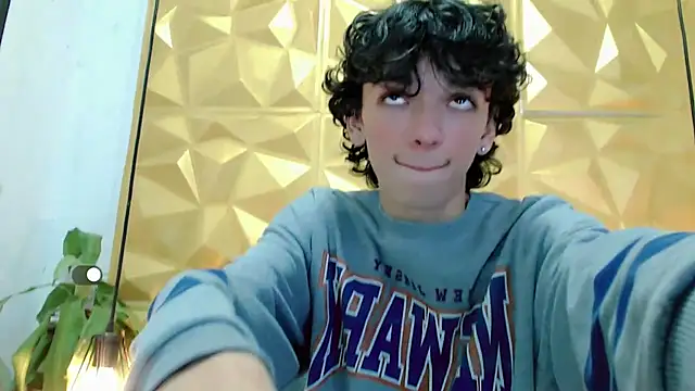 Snapshot of SexyJuliii21 chatting on February 13, 2025, 2:45 am SexyJuliii21 online show from February 13, 2025, 2:45 am