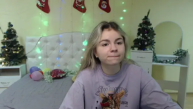 Snapshot of TinaRedly chatting on January 13, 2025, 4:18 am TinaRedly online show from January 13, 2025, 4:18 am