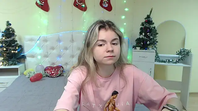 Snapshot of TinaRedly chatting on January 13, 2025, 9:42 pm TinaRedly online show from January 13, 2025, 9:42 pm