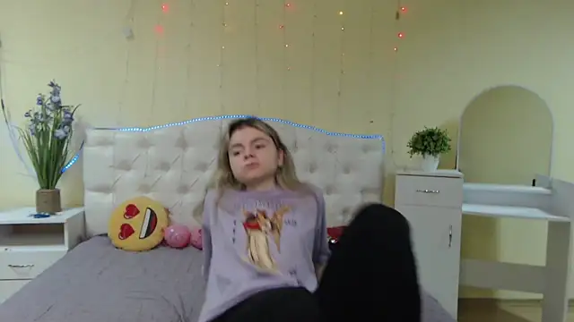 Snapshot of TinaRedly chatting on January 16, 2025, 4:28 am TinaRedly online show from January 16, 2025, 4:28 am
