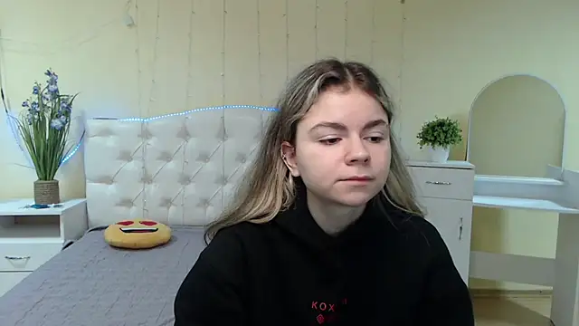 Snapshot of TinaRedly chatting on January 19, 2025, 6:42 am TinaRedly online show from January 19, 2025, 6:42 am
