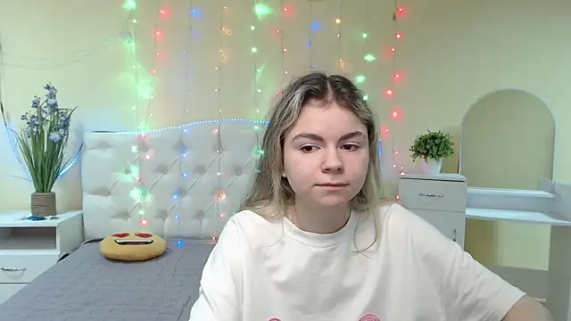 Snapshot of TinaRedly chatting on January 19, 2025, 10:39 am TinaRedly online show from January 19, 2025, 10:39 am