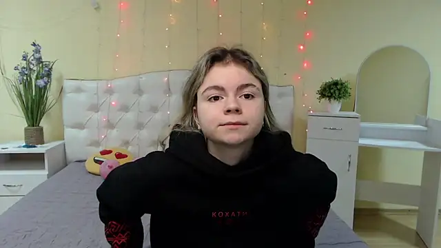 Snapshot of TinaRedly chatting on January 22, 2025, 4:13 am TinaRedly online show from January 22, 2025, 4:13 am
