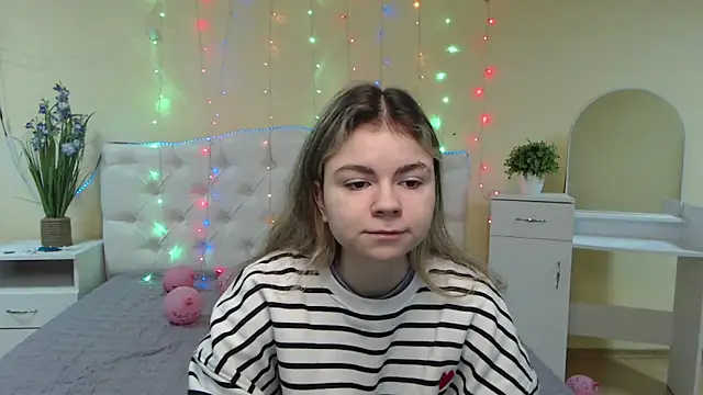 Snapshot of TinaRedly chatting on January 23, 2025, 6:49 am TinaRedly online show from January 23, 2025, 6:49 am