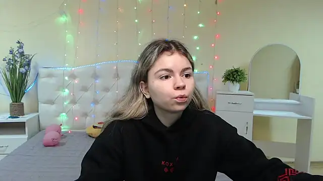Snapshot of TinaRedly chatting on January 28, 2025, 6:28 pm TinaRedly online show from January 28, 2025, 6:28 pm