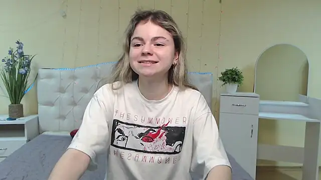 Snapshot of TinaRedly chatting on February 3, 2025, 9:29 pm TinaRedly online show from February 3, 2025, 9:29 pm