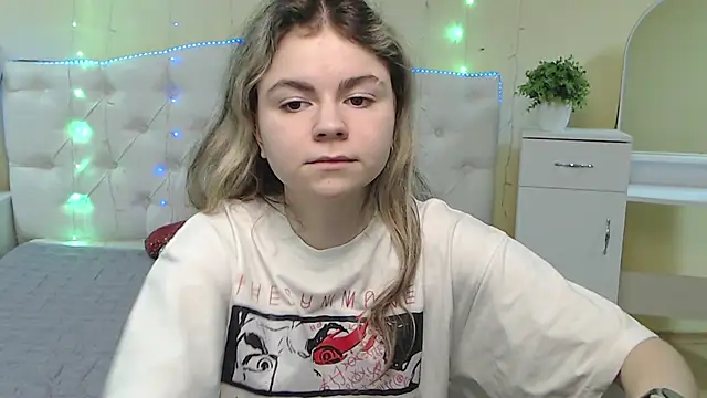 Snapshot of TinaRedly chatting on February 4, 2025, 3:44 am TinaRedly online show from February 4, 2025, 3:44 am