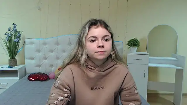 Snapshot of TinaRedly chatting on February 5, 2025, 6:13 am TinaRedly online show from February 5, 2025, 6:13 am