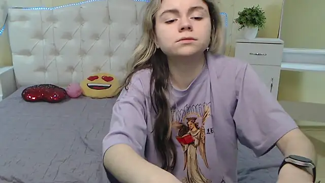 Snapshot of TinaRedly chatting on February 5, 2025, 4:36 pm TinaRedly online show from February 5, 2025, 4:36 pm