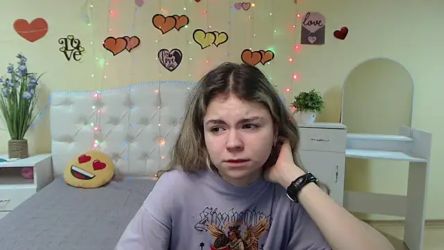 Snapshot of TinaRedly chatting on February 16, 2025, 10:10 pm TinaRedly online show from February 16, 2025, 10:10 pm