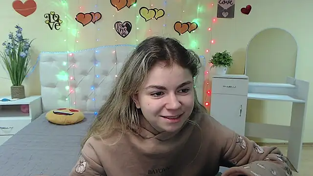 Snapshot of TinaRedly chatting on February 17, 2025, 10:03 pm TinaRedly online show from February 17, 2025, 10:03 pm