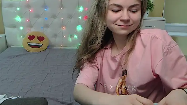 Snapshot of TinaRedly chatting on March 6, 2025, 5:14 am TinaRedly online show from March 6, 2025, 5:14 am