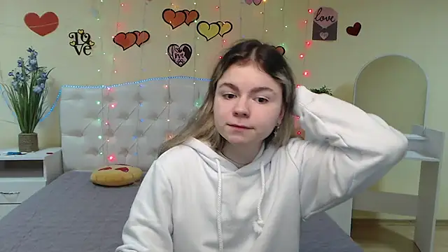 Snapshot of TinaRedly chatting on March 12, 2025, 6:33 pm TinaRedly online show from March 12, 2025, 6:33 pm
