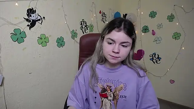 Snapshot of TinaRedly chatting on March 14, 2025, 9:21 pm TinaRedly online show from March 14, 2025, 9:21 pm