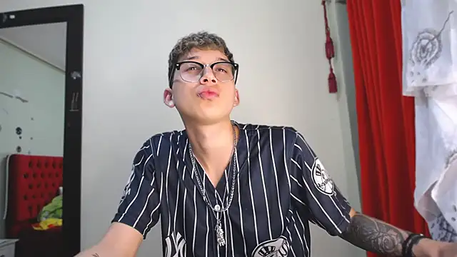  Thomas hot  online show from December 17, 2024, 10:22 pm