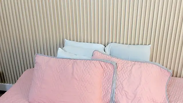 charlottebrowns  online show from November 17, 2025, 1:39 pm