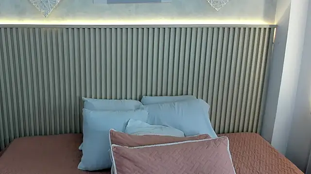 charlottebrowns  online show from December 18, 2025, 12:22 pm