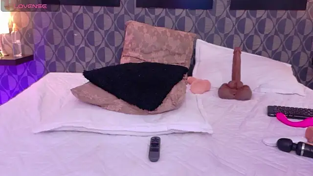 Snapshot of SharomRoss chatting on February 24, 2025, 6:26 pm SharomRoss online show from February 24, 2025, 6:26 pm