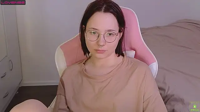 Snapshot of Airyhill chatting on November 19, 2025, 10:15 am Airyhill online show from November 19, 2025, 10:15 am