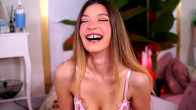 EvaWarenn online show from October 22, 2025, 7:19 am