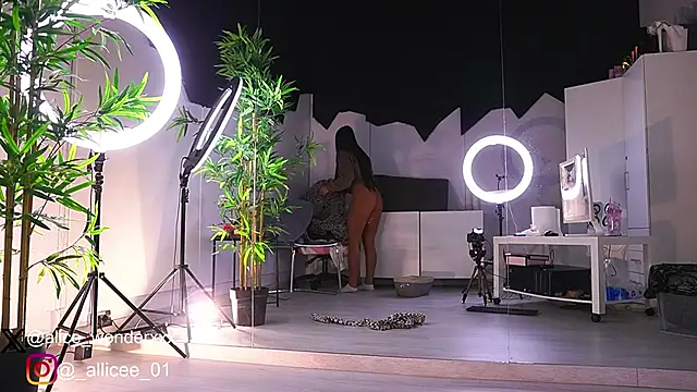 Snapshot of VanessaSimon chatting on February 13, 2025, 6:30 am VanessaSimon online show from February 13, 2025, 6:30 am