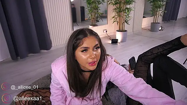 Snapshot of VanessaSimon chatting on March 21, 2025, 11:33 am VanessaSimon online show from March 21, 2025, 11:33 am