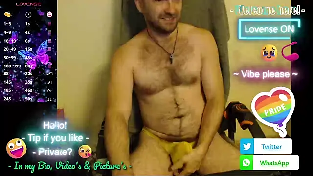 Snapshot of RealManHaveHairy chatting on October 13, 2025, 5:18 am RealManHaveHairy online show from October 13, 2025, 5:18 am