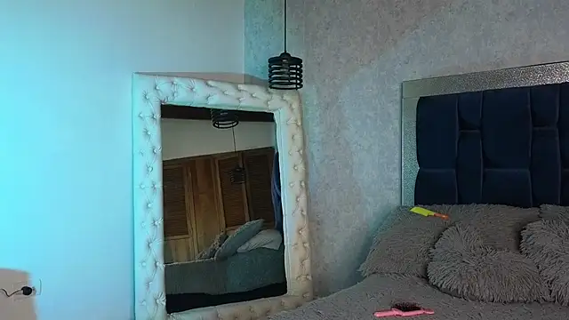 SaraWilliamss  online show from December 5, 2024, 1:06 pm