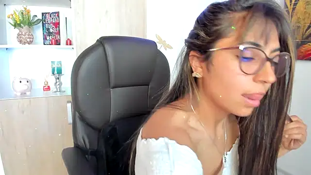 Isabellaa22 1 online show from February 18, 2025, 6:58 pm