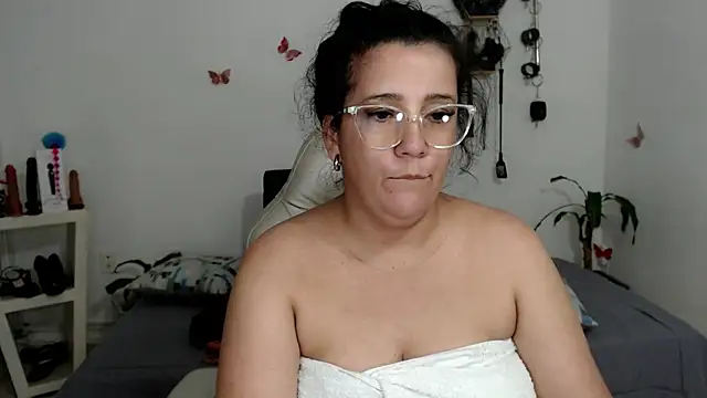 mom hot   online show from October 8, 2025, 9:01 pm